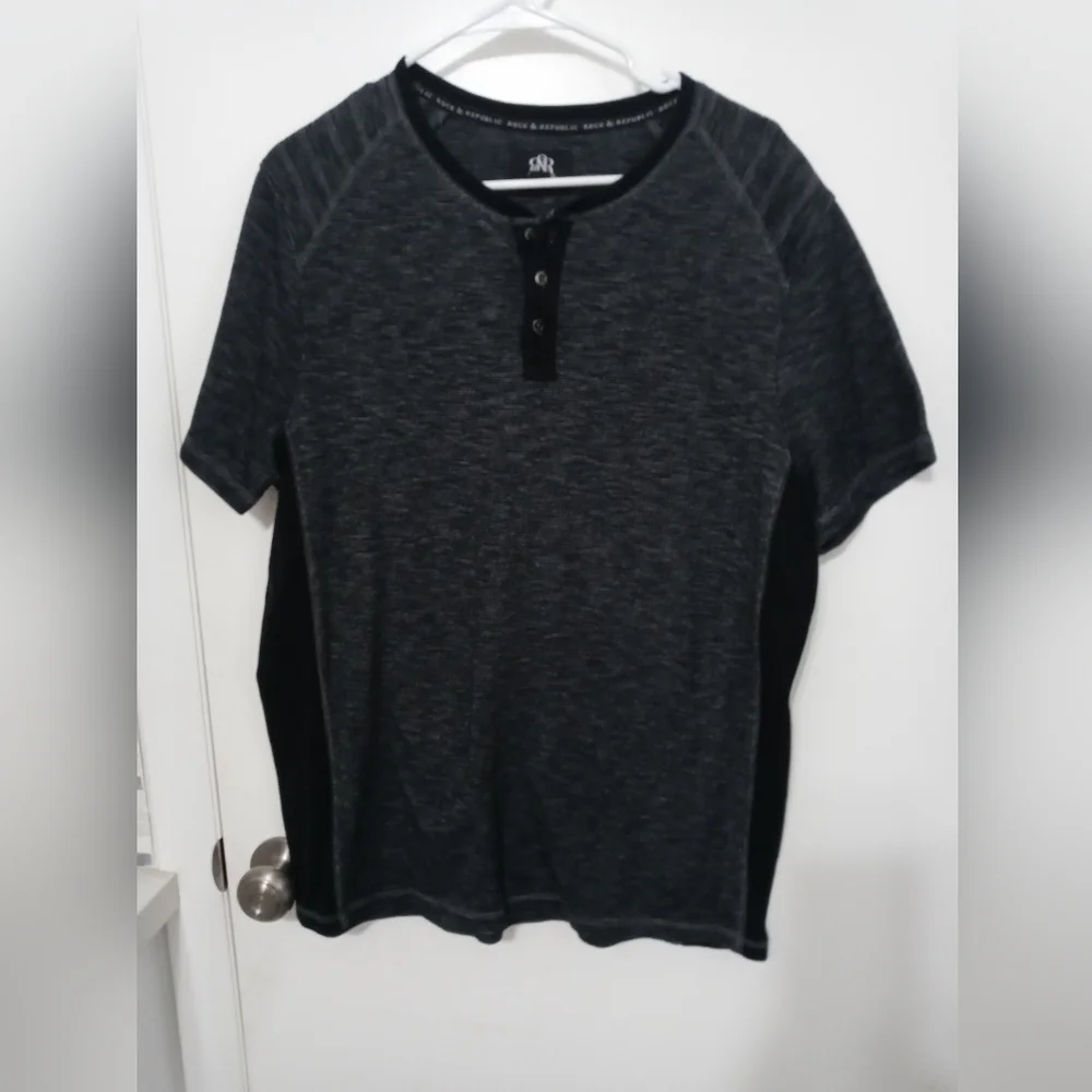 Rock & Republic short sleeve Contrasting Black White Stretch Henley Metal Button